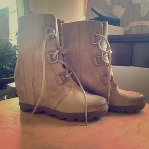 Joan Artic Wedge Boots Sorel Size 8 Tan Boots